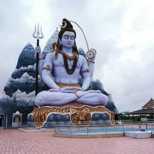 ♦ পঞ্চম পাঠটি হল-&quot;ইজানায়া স্বরুপায়া জাটা ধারায় পিনাকা হাস্তায় সনাতনায়, দিব্যা দিবায় দিগম্বরায়া তসমৈ কারায়া নমহ শিবায়&quot;। ছবি: সংগৃহীত ৷