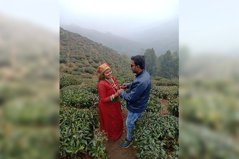 দার্জিলিঙের চা-বাগানে দারুণ পোজে প্রিয়া-অভিজিৎ ৷ 