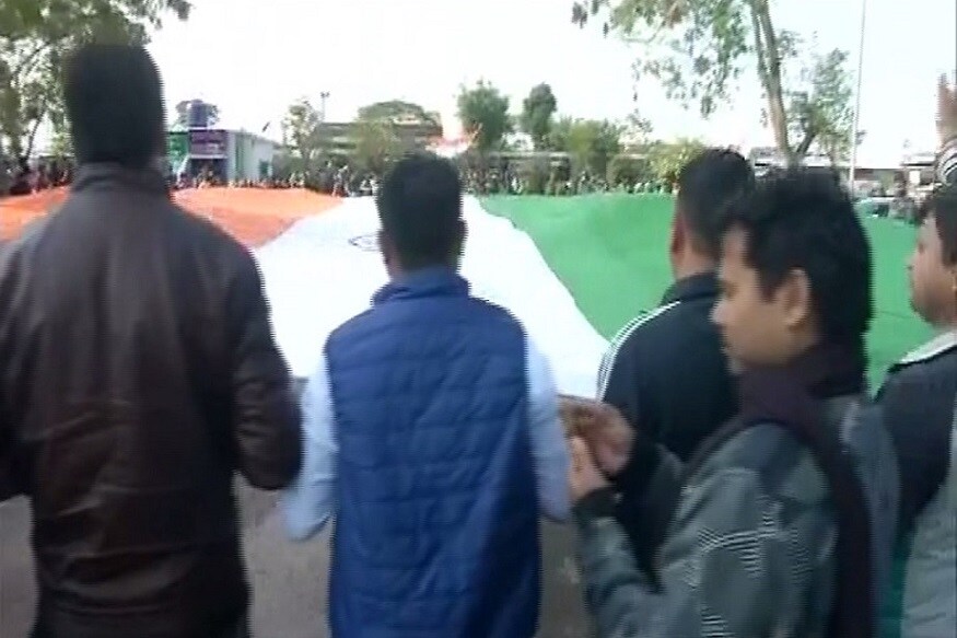 পুঞ্জীভূত ক্ষোভ ও নিন্দার মধ্যেই দেশের বিভিন্ন প্রান্তে ফিরে গিয়েছে পুলওয়ামা শহিদদের দেহ । কলকাতা থেকে ভুবনেশ্বর, ঝাড়খন্ড থেকে পঞ্জাব-স্বজন হারানোর কান্নায় ফিকে যাবতীয় রাজনৈতিক বিশ্লেষণ । (Picture: News18 Kannada) পুঞ্জীভূত ক্ষোভ ও নিন্দার মধ্যেই দেশের বিভিন্ন প্রান্তে ফিরে গিয়েছে পুলওয়ামা শহিদদের দেহ । কলকাতা থেকে ভুবনেশ্বর, ঝাড়খন্ড থেকে পঞ্জাব-স্বজন হারানোর কান্নায় ফিকে যাবতীয় রাজনৈতিক বিশ্লেষণ । (Picture: News18 Kannada)