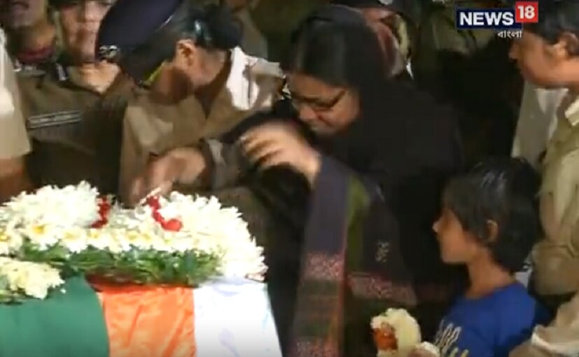 ♦ হাওড়ার বীর শহিদ বাবলু সাঁতরা ৷ গতকাল শনিবারই তাঁর নিথর দেহ এসে পৌঁছেছে তাঁর হাওড়ার বাসভবনে ৷ জাতীয় পতাকায় মোড়া কফিনটার ভিতরে ছিন্ন ভিন্ন শরীরটা ৷ সামনে আসতেই কান্নায় ভেঙে পড়লেন বাবলু সাঁতরার স্ত্রী মিতা সাঁতরা ৷ ছবি: ইনস্টাগ্রাম ৷