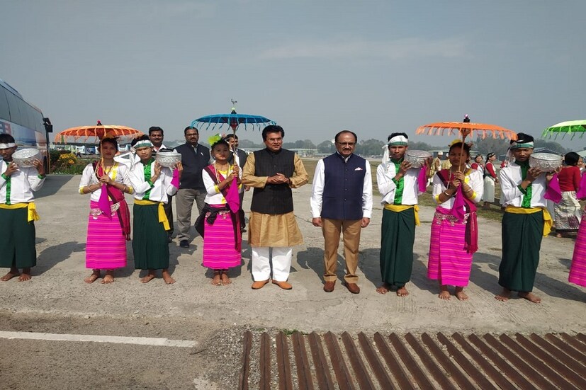ভারতীয় ঐতিহ্য ও সংস্কৃতির সঙ্গে পরিচয় করানোর জন্য আন্তর্জাতিক স্তরে বিশেষ আয়োজন । প্রায় ১৮০টি দেশের প্রতিনিধিদের নিয়ে কুম্ভমেলায় বিশেষ পরিদর্শনের আয়োজন করা হয়েছে । আজ প্রয়াগরাজের বামরৌলি বিমানবন্দরে তাঁদের স্বাগত জানালেন উত্তরপ্রদেশের স্বাস্থ্যমন্ত্রী সিদ্ধার্থ নাথ সিং ও আশীষ কুমার গোয়েল । 