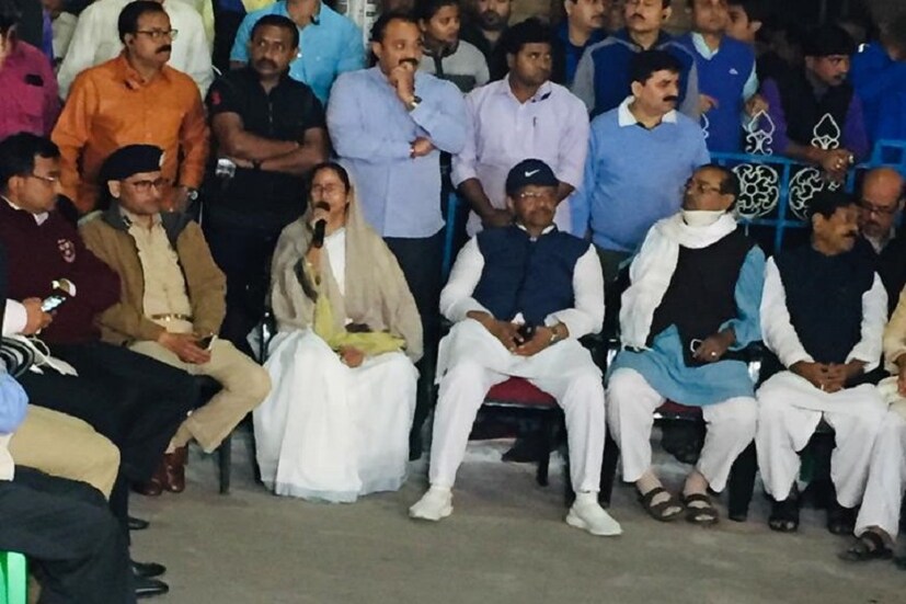 ♦ এর আগে বিরোধী নেত্রী মমতা বন্দ্যোপাধ্যায় একাধিকবার ধর্নায় বসেছেন। ধর্মতলায় সিঙ্গুর আন্দোলনের সময়ে অনশন করেছেন। এবার সেই একই জায়গায় একই ভূমিকায় মুখ্যমন্ত্রী মমতা বন্দ্যোপাধ্যায়। ছবি: প্রেমা রাজারাম ৷