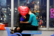 Happy Kiss Day: প্রেমের বার্তা চুমুতে Happy Kiss Day: প্রেমের বার্তা চুমুতে