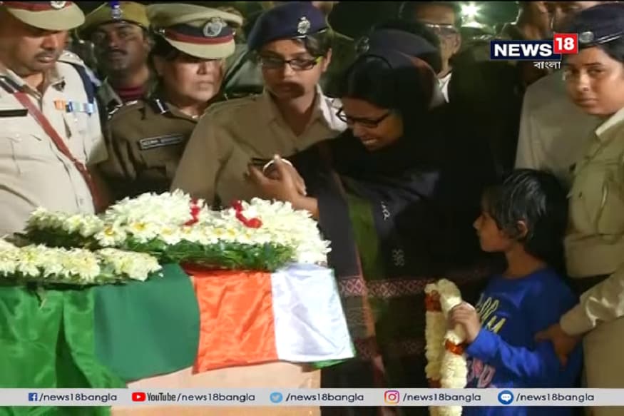 পাশে দাঁড়িয়ে তাঁর ছোট্ট মেয়ে, তাঁকে সামলাচ্ছেন এক মহিলা পুলিশকর্মী । পুলওয়ামার ভয়াবহতা ও এই বিস্ফোরণের প্রভাবের চিত্র এই একটা ছবিতেই পরিষ্কার। পাশে দাঁড়িয়ে তাঁর ছোট্ট মেয়ে, তাঁকে সামলাচ্ছেন এক মহিলা পুলিশকর্মী । পুলওয়ামার ভয়াবহতা ও এই বিস্ফোরণের প্রভাবের চিত্র এই একটা ছবিতেই পরিষ্কার।