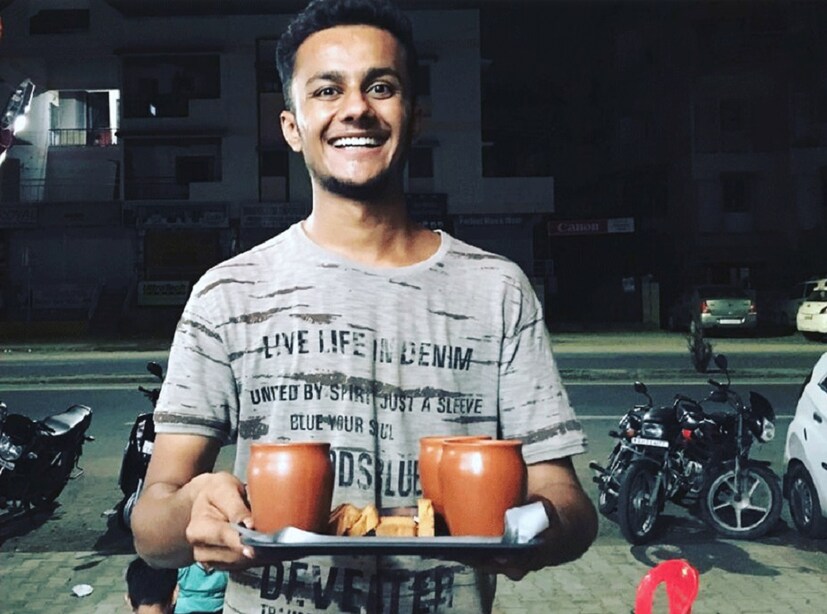 ♦ প্রেমের জন্য উৎসর্গ করা গোটা একটা দিন ৷ ভালোবাসার মানুষটির কাছে ভালোবাসা জাহির করার দিন ৷ আর এইদিনটিকে বিশেষ করে তোলার জন্য কতই না আয়োজন ৷ চারদিকে ছাড়ের হিড়িক ৷ পিছিয়ে নেই রেস্তোরাঁ থেকে ক্যাফেগুলি ৷ 