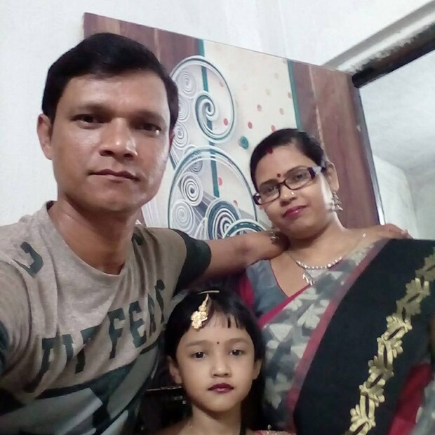 স্ত্রী ও মেয়ের সঙ্গে শহিদ বাবলু সাঁতরা 