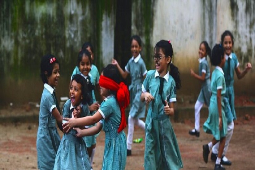 কানামাছি খেলাও যেন এক মুহূর্তের ব্যবধানে নিয়ে যায় অতীতেই সরণিতে ৷ প্রতীকী ছবি ৷