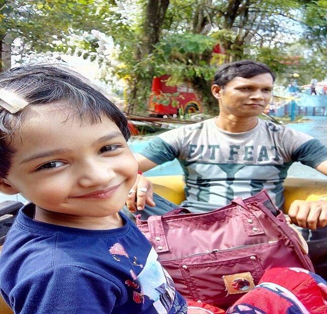ছোট্ট মেয়ের সব সময়েই বাবাকে কাছে পাওয়ার জন্য আকুল হয়ে থাকত কখন বাবা ফিরে আসবে ? কখন বাবাকে ফিরে পাবে বাবা ফিরে আসছে ঠিকই তবে এই ফিরে আসার কথা ছোট্ট মেয়েটি স্বপ্নেও ভাবতে পারেনি ৷ ছবি সৌজন্যে ফেসবুক ৷