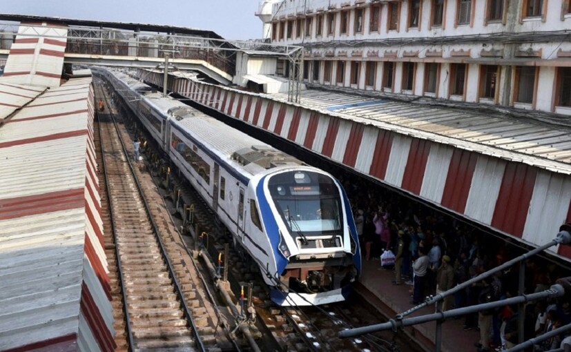 ♦ IRCTC-র তরফে জানানো হয়েছে, এই ট্রেনের যাত্রীরা যাতে দারুণ খাবার খেতে পারেন, সেই জন্য বিভিন্নরকম ব্যবস্থা নেওয়া হয়েছে ৷ খাবারের মান যাতে খুব ভাল হয়, সেদিকটিতে কড়া নজর দেওয়া হয়েছে ৷ রেলের এক উচ্চপদস্থ কর্তা জানিয়েছেন, সকালের জলখাবারে থাকবে দারুণ ব্যবস্থা ৷ ব্রেকফাস্টে প্যাটিস, মাফিন ও ডোনাটও দেওয়া হবে ৷ 