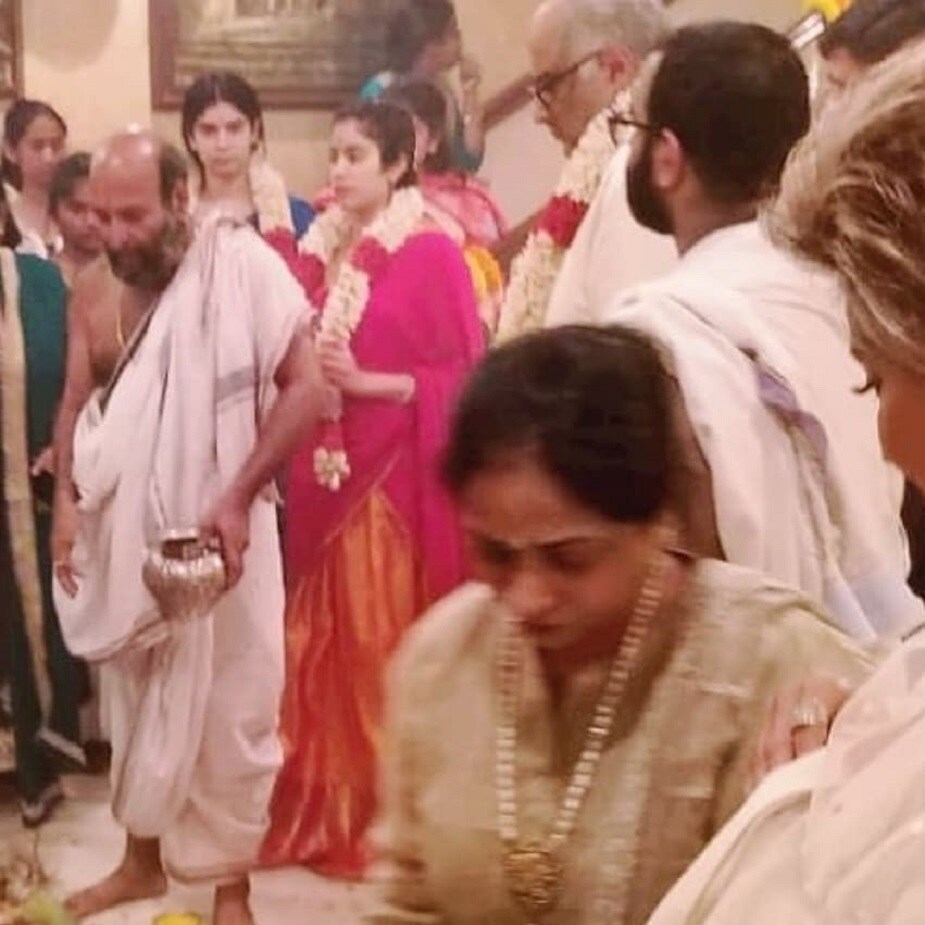 ♦ দেখতে দেখতে এক বছর হয়ে গেল ৷ হিন্দু তিথি অনুযায়ী গতকাল বৃহস্পতিবার শ্রীদেবীর মৃত্যুর এক বছর পূর্ণ হল ৷ সেই কারণে চেন্নাইয়ে শ্রীদেবীর বাসভবনে এক বিশেষপুজোর আয়োজন করা হয়েছিল ৷ ছবি: ইনস্টাগ্রাম ৷ ♦ দেখতে দেখতে এক বছর হয়ে গেল ৷ হিন্দু তিথি অনুযায়ী গতকাল বৃহস্পতিবার শ্রীদেবীর মৃত্যুর এক বছর পূর্ণ হল ৷ সেই কারণে চেন্নাইয়ে শ্রীদেবীর বাসভবনে এক বিশেষপুজোর আয়োজন করা হয়েছিল ৷ ছবি: ইনস্টাগ্রাম ৷