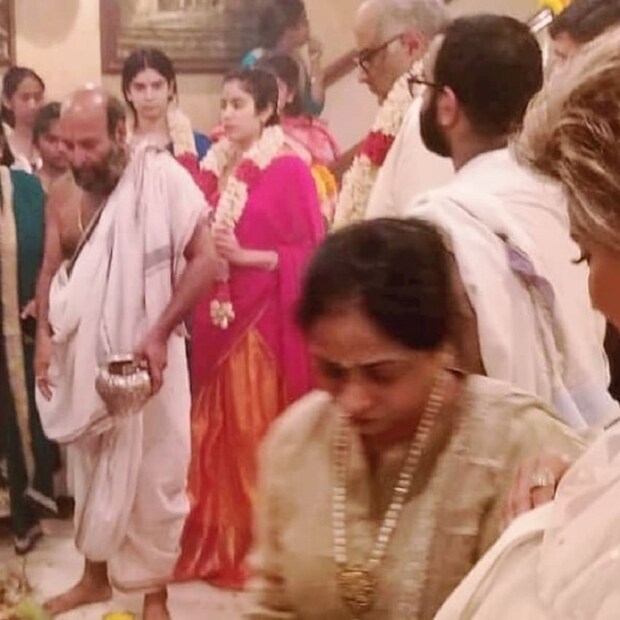 ♦ দেখতে দেখতে এক বছর হয়ে গেল ৷ হিন্দু তিথি অনুযায়ী গতকাল বৃহস্পতিবার শ্রীদেবীর মৃত্যুর এক বছর পূর্ণ হল ৷ সেই কারণে চেন্নাইয়ে শ্রীদেবীর বাসভবনে এক বিশেষপুজোর আয়োজন করা হয়েছিল ৷ ছবি: ইনস্টাগ্রাম ৷