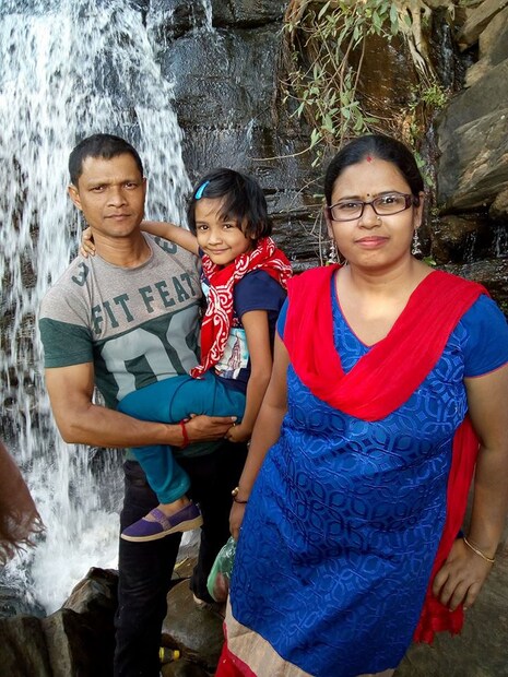 স্ত্রী ও মেয়েকে নিয়ে শহিদ বাবলু সাঁতরা ৷ Photo: Facebook 