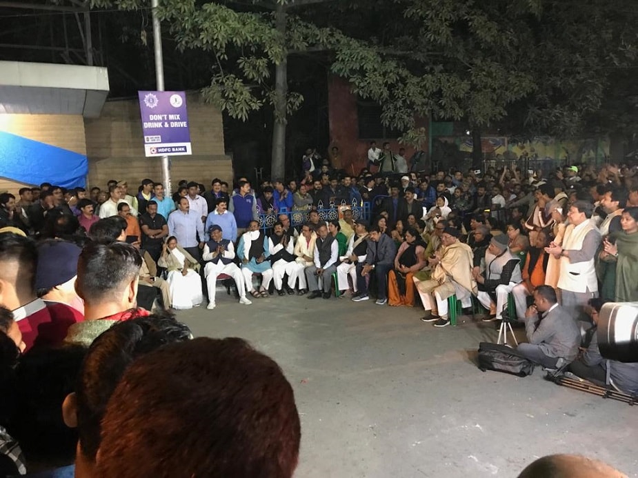 ♦ ১ ফেব্রুয়ারি শুরু হয়েছে রাজ্য বিধানসভার বাজেট অধিবেশন। দু’দিন ছুটির পর সোমবার দুপুরে বাজেট পেশ করবেন অর্থমন্ত্রী অমিত মিত্র। তার আগেই ধর্নায় বসলেন মুখ্যমন্ত্রী। সঙ্গে রয়েছেন তৃণমূলের শীর্ষস্থানীয় নেতারা। সেখানে রয়েছেন কলকাতা ও রাজ্য পুলিশের কর্তারাও। রয়েছেন রাজীব কুমারও। ছবি: সুজিত নাথ ৷ ♦ ১ ফেব্রুয়ারি শুরু হয়েছে রাজ্য বিধানসভার বাজেট অধিবেশন। দু’দিন ছুটির পর সোমবার দুপুরে বাজেট পেশ করবেন অর্থমন্ত্রী অমিত মিত্র। তার আগেই ধর্নায় বসলেন মুখ্যমন্ত্রী। সঙ্গে রয়েছেন তৃণমূলের শীর্ষস্থানীয় নেতারা। সেখানে রয়েছেন কলকাতা ও রাজ্য পুলিশের কর্তারাও। রয়েছেন রাজীব কুমারও। ছবি: সুজিত নাথ ৷
