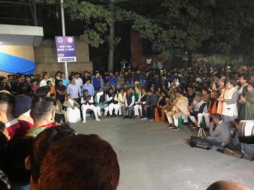 ♦ ১ ফেব্রুয়ারি শুরু হয়েছে রাজ্য বিধানসভার বাজেট অধিবেশন। দু’দিন ছুটির পর সোমবার দুপুরে বাজেট পেশ করবেন অর্থমন্ত্রী অমিত মিত্র। তার আগেই ধর্নায় বসলেন মুখ্যমন্ত্রী। সঙ্গে রয়েছেন তৃণমূলের শীর্ষস্থানীয় নেতারা। সেখানে রয়েছেন কলকাতা ও রাজ্য পুলিশের কর্তারাও। রয়েছেন রাজীব কুমারও। ছবি: সুজিত নাথ ৷