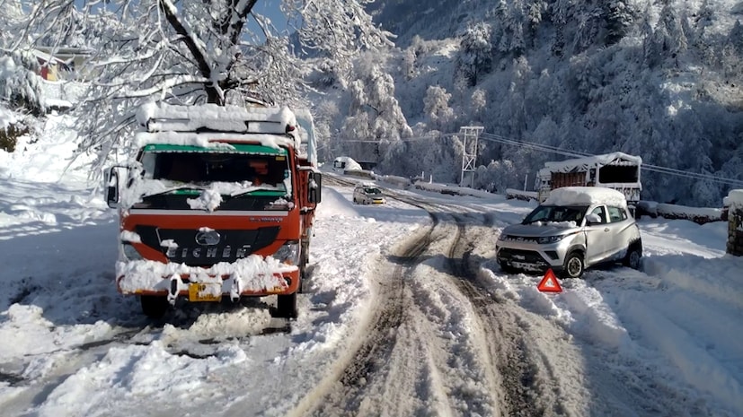 গাড়ি-ঘোড়া বন্ধ হয়ে যাওয়ায় পায়ে হাঁটা দিয়েছেন পর্যটকেরা ৷ 