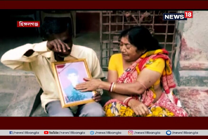 কাশ্মীরে জঙ্গি হামলায় কোন জওয়ানের মৃত্যু এখনও নতুন করে যন্ত্রণা দেয়,যে ক্ষোভ প্রতিদিন অসহায়তার চাদরে ঢেকে রাখতে হয়,পুলওয়ামায় জঙ্গি হামলায় জওয়ানদের মৃত্যুর খবরে সেই ক্ষোভ আর দুঃখই ফুটে উঠেছে জয়জিতের বাবা-মার চোখে মুখে। কাশ্মীরে জঙ্গি হামলায় কোন জওয়ানের মৃত্যু এখনও নতুন করে যন্ত্রণা দেয়,যে ক্ষোভ প্রতিদিন অসহায়তার চাদরে ঢেকে রাখতে হয়,পুলওয়ামায় জঙ্গি হামলায় জওয়ানদের মৃত্যুর খবরে সেই ক্ষোভ আর দুঃখই ফুটে উঠেছে জয়জিতের বাবা-মার চোখে মুখে।