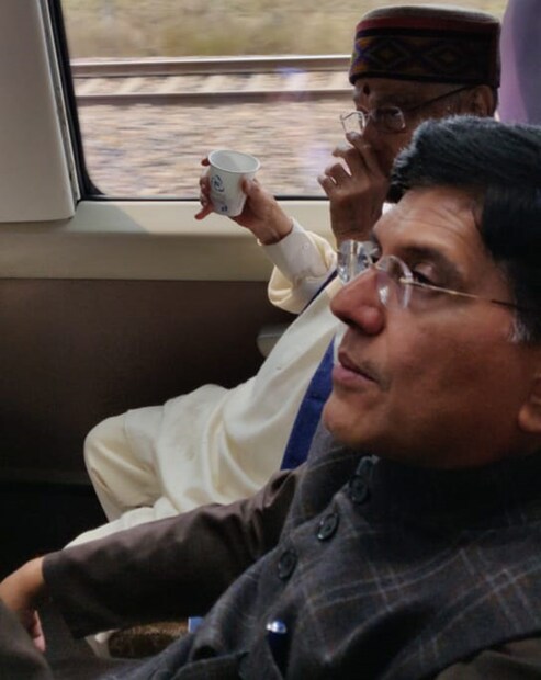 শুক্রবার ট্রেনটির সফর শুরুর সময় গোটা বিষয়টি তদারকি করে দেখেন কেন্দ্রীয় মন্ত্রী মুরলি মনোহর যোশী এবং রেলমন্ত্রী পীযূশ গোয়েল ৷ 