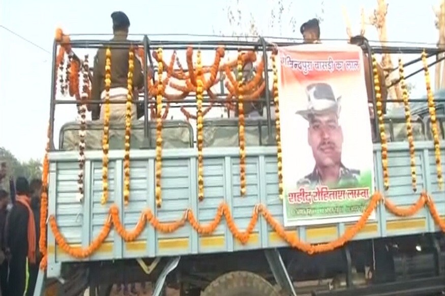 জয়পুরে নিয়ে যাওয়া হয়েছে রাজস্থানের বাসিন্দা শহিদ রোহিতাশ শর্মার দেহ । রোহিতাশের মৃত্যুর ক্ষতিপূরণ কোনওদিন হবে না, জানিয়েছেন প্রতিবেশীরা ।(Picture: News18 Kannada) জয়পুরে নিয়ে যাওয়া হয়েছে রাজস্থানের বাসিন্দা শহিদ রোহিতাশ শর্মার দেহ । রোহিতাশের মৃত্যুর ক্ষতিপূরণ কোনওদিন হবে না, জানিয়েছেন প্রতিবেশীরা ।(Picture: News18 Kannada)