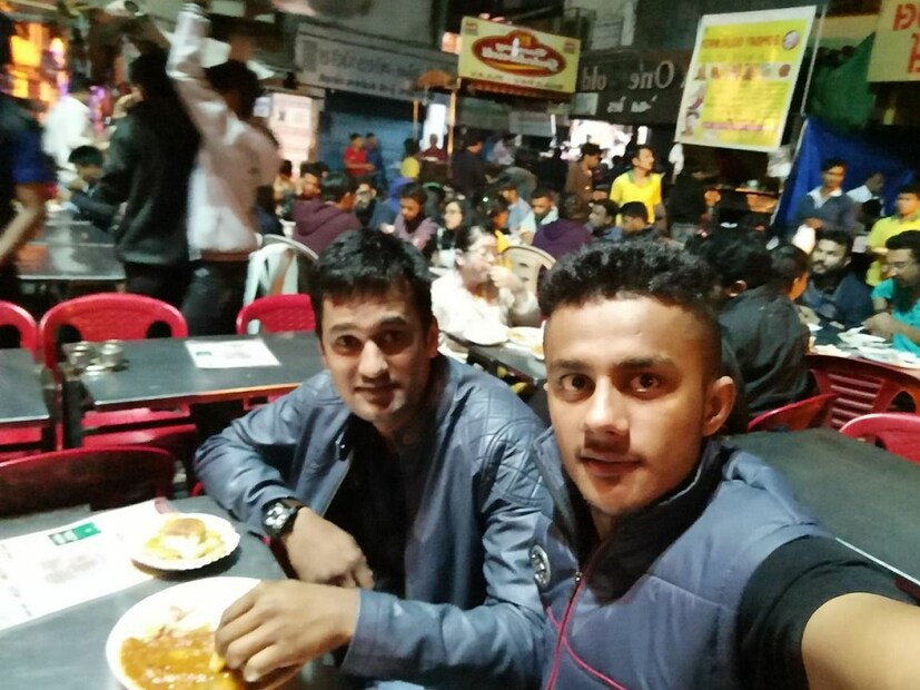  ♦ এমনটাই জানিয়েছেন ‘এমবিএ চা-ওয়ালা’র কর্ণধার প্রফুল্ল বিল্লোরে ৷ সংবাদমাধ্যমকে প্রফুল্ল জানিয়েছেন যে, ভ্যালেন্টাইনস ডে-তে সকলে যুগলদের জন্যই নানা কিছু করে। কিন্তু যারা সিঙ্গল তাদেরও আনন্দ করার অধিকার রয়েছে। তাই তাঁর ক্যাফে ভেবেছে সেই সব সিঙ্গলদের কথা। 