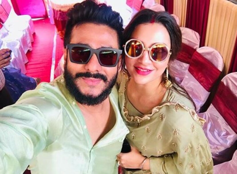 তবে রাজ কিন্তু কোনও ‘কানামাছি’ খেললেন না, উল্টে বক্স অফিসকে বললেন ‘লে ছক্কা’ ৷ কেউ বুঝলেন, কেউ বুঝলেন না ৷ তবে রাজ রয়েছেন বিন্দাস ৷ মেতেই আছে সিনেমার অ্যাডভেঞ্চার নিয়ে ৷ 