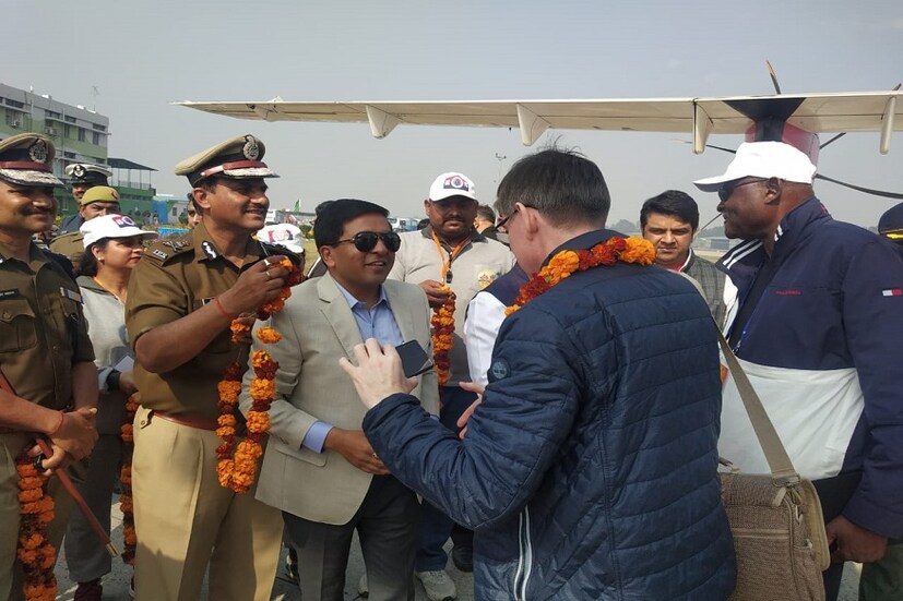বিমানবন্দরে তাঁদের স্বাগত জানাতে বিশেষ অনুষ্ঠানের আয়োজনও করা হয়েছিল ।