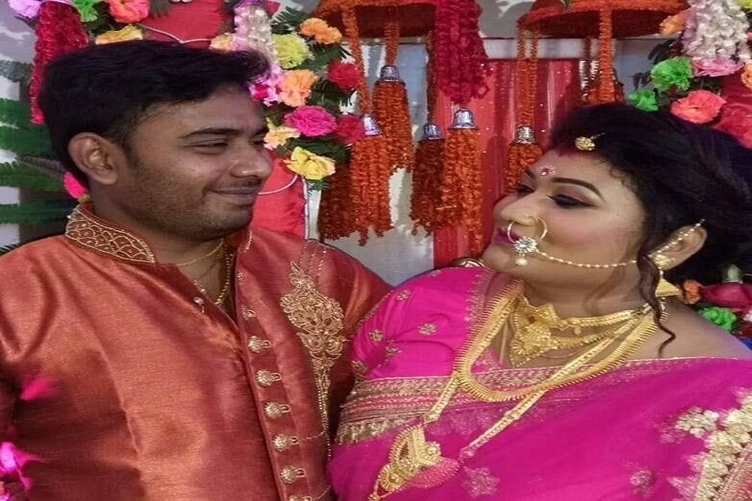 এই ভাবে বিয়ে কেটেছে বেশ কয়েকদিন হয়েছে বিয়ের তারপরে সুন্দর ভাবে কেটেছে রিসেপশন ৷ শ্বশুরবাড়িতে ভালই আছেন তিনি ৷ 