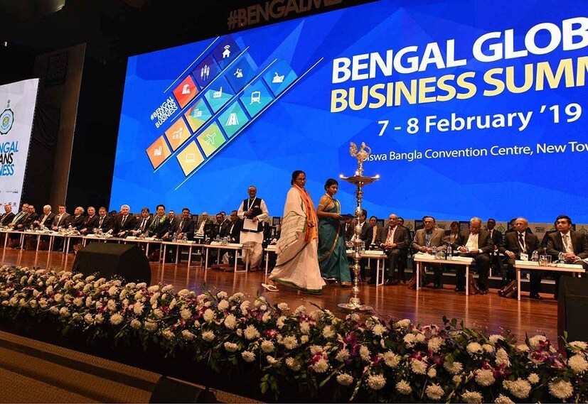 শিল্প সম্মেলনে ফোকাস ছিল ক্ষুদ্র ও মাঝারি শিল্প। সঙ্গে বড় লগ্নি টানতে সড়ক ও জলপথ পরিবহণ, ভৌগলিক সুবিধা সহ একাধিক বিষয় তুলে ধরা হয়। ফল, সম্মেলন মঞ্চ থেকে একের পর এক বড় বিনিয়োগের ঘোষণা। Photo Courtesy: Mamata Banerjee/Official Facebook Page