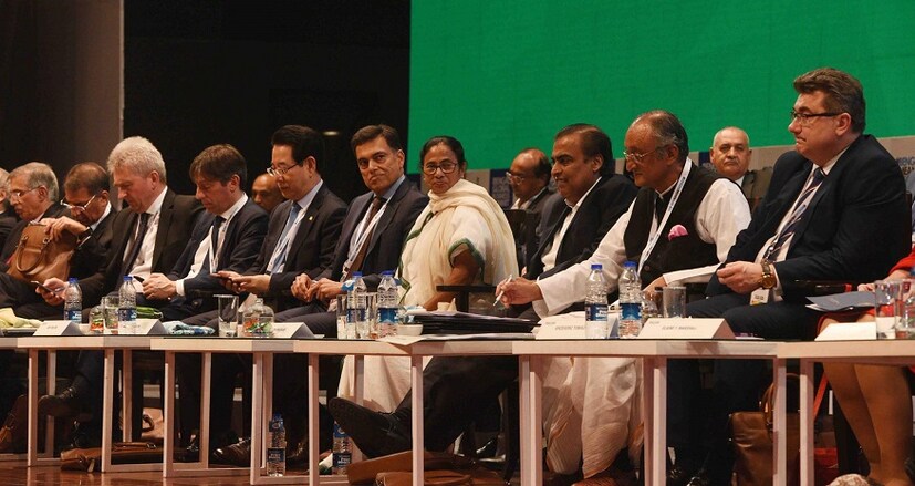  ইতিহাস যাই হোক, বর্তমান অন্য কথা বলছে। আশা দেখাচ্ছে। পরিকাঠামো ও উৎপাদন ক্ষেত্রে বাংলায় বড় লগ্নি টানা কঠিন। এই মিথ সম্ভবত শেষ। বিশ্ববঙ্গ বাণিজ্য সম্মেলনের প্রথম দিনেই তাঁর আভাস মিলল। Photo Courtesy: Mamata Banerjee/Official Facebook Page