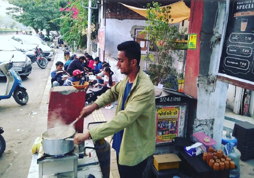  ♦ এখন ৩৫ রকমের চা পাওয়া যায় ফুল বিল্লোরের ক্যাফেতে। সঙ্গে নানা ধরনের স্ন্যাক্স, যেমন ম্যাগি, ব্রেড-বাটার, স্যান্ডউইচ, ফ্রেঞ্চ ফ্রাইজ। 