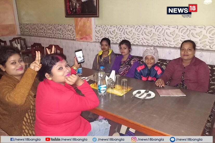 বোন ও বাড়ির লোকেদের নিয়ে একটু হাল্কা মেজাজে প্রিয়া ৷