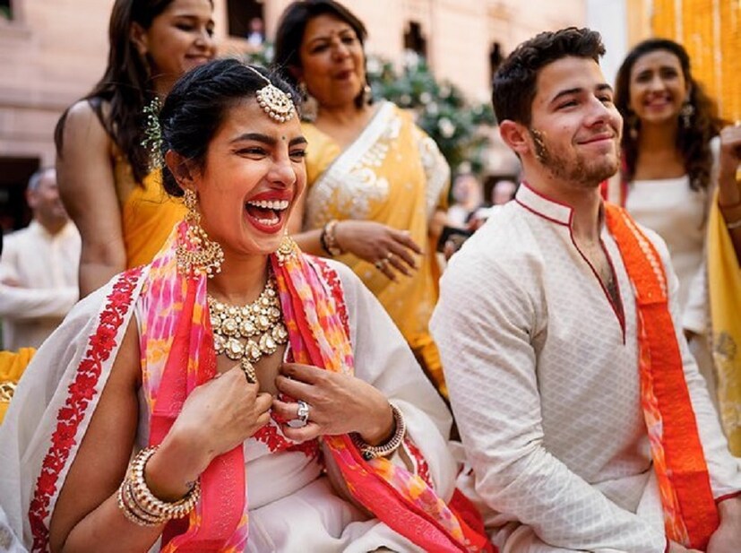 ♦ বিয়েতে লাল, মেহেন্দির অনুষ্ঠানে উজ্জ্বল হলুদ পোশাক বেছে নিলেও হলদির দিন প্রিয়াঙ্কা বেছেছিলেন একেবারে হালকা লাল-অফহোয়াইট পোশাক৷ তবে সেই পোশাকও কিন্তু সাধারণ ছিল না৷ লাল পাড়ের অফ হোয়াইট আনারকলিতে প্রিয়াঙ্কা লাগছিলেন দারুণ ৷ ছবি: ইনস্টাগ্রাম ৷