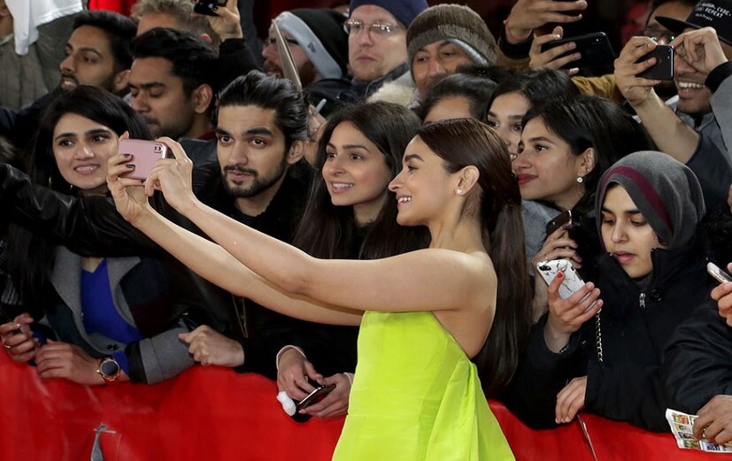 দর্শকদের সঙ্গে সেলফি তুললেন আলিয়া। (Image: AP)