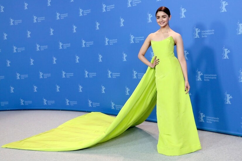 বার্লিন ফিল্ম ফেস্টিভ্যালে 'গাল্লি বয়' ছবির জন্য গিয়েছেন আলিয়া। ক্যামেরার সামনে দাঁড়াতে দেখা গেল তাঁকে। (Image: AP)