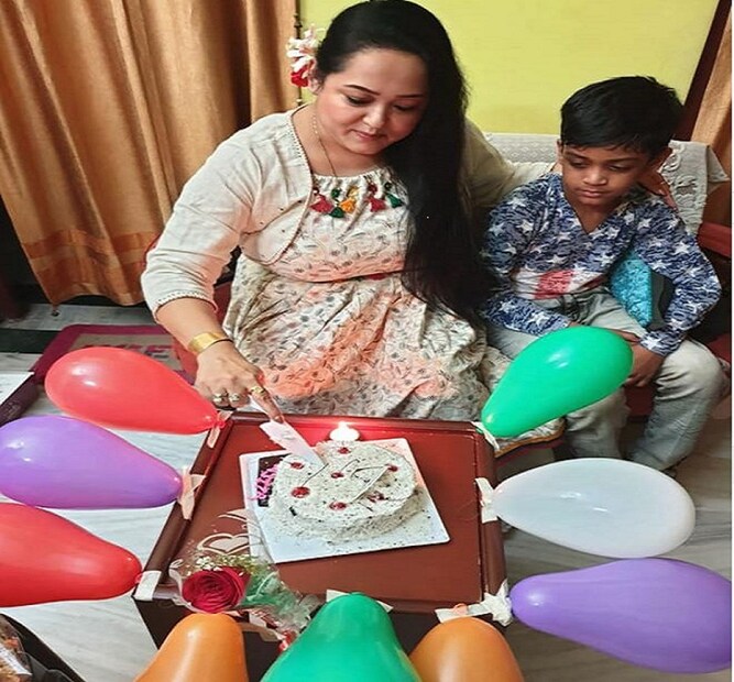 জন্মদিনে বাড়িতেই সময় কাটাচ্ছেন পরিবারের সঙ্গে। প্রিয়জনেরা উপহারে ভরিয়ে দিয়েছেন তাঁকে। বর কানের দুল দিয়েছেন। আজ বাড়িতে আসবেন অপরাজিতার মা। তাই কোনও কাজ রাখেননি তিনি। এমনটাই জানালেন অপরাজিতা আঢ্য। photo source facebook