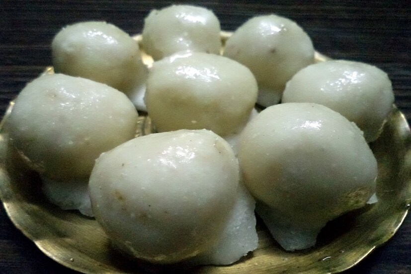 আজ আমরা একটু জেনে নিই কেন এই মিষ্টির নাম মনোহরা ৷ মনোহরা অর্থাৎ যা মনকে হরণ করে তাই মনোহরা ৷ ক্ষিরের তৈরি একটি মিষ্টি যার উপরে চিনির একটি আস্তরণ থাকে ৷ প্রতীকী ছবি 
