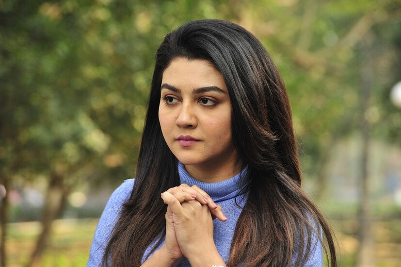 দুই বাংলার পরিচালক মিলে তৈরি করেছেন এই ওয়েব সিরিজ ৷ আর এর মধ্যে একটি রয়েছে জয়া এহসান, বিক্রম চট্টোপাধ্যায়, অনির্বাণ ভট্টাচার্যের ত্রিকোণের প্রেমের গল্প ৷ তবে সাধারণ ভাবে ত্রিকোণ প্রেম বলতে আমরা যা বুঝি, এটা ঠিক তেমন নয় ৷ স্বল্প দৈর্ঘের এই ছবিটির নাম গোপনে প্রেম ছাড়ান ৷ পরিচালক সুমন মুখোপাধ্যায় ৷  Photo Courtesy: SVF