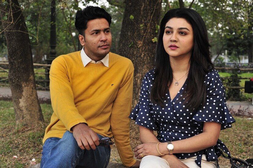 তবে সত্যিটা কী, জানা যাবে ১৪ই ফেব্রুয়ারি, বাংলার জনপ্রিয় অনলাইন ভিডিও প্ল্যাটফর্ম হৈচৈ-এ ৷ Velentine's Day উপলক্ষ্যে বিশেষ ওয়েব সিরিজ আসতে চলেছে হৈচৈ-এ ৷ থাকছে ৫জন পরিচালকের তৈরি ৫টি প্রেমের গল্প ৷ ৫রকমের প্রেমের ধরণ বা ব্যাখ্যা মিলতে চলেছে এই প্রেম দিবসে এমনই অনুমান ৷ যদিও প্রেম না বলে সম্পর্কের গল্প বলাই ভাল, কারণ গল্পে রয়েছে এমনই সব উপাদান ৷ Photo Courtesy: SVF