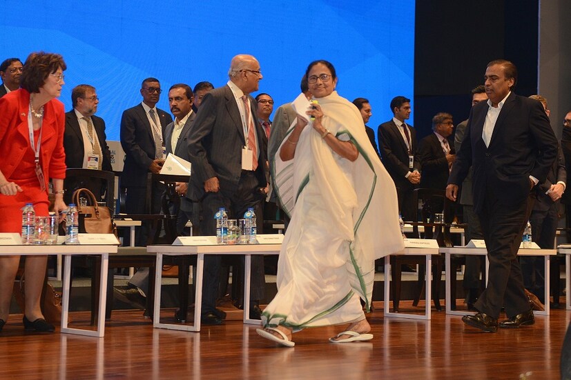 রাজ্যের শিল্প সম্মেলন। কিন্তু, প্রতিটি রাজ্যের প্রতিনিধি হয়েই যেন শিল্পপতিদের বার্তা দিলেন মমতা বন্দ্যোপাধ্যায়। বিজেপি সরকারের বিরুদ্ধে অসহিষ্ণুতার অভিযোগ। নাগরিকত্ব সংশোধনী বিল নিয়ে উত্তাল উত্তর-পূর্ব ভারত। শঙ্কায় সংখ্যালঘুদের একাংশ। সেসব প্রসঙ্গ টেনে না এনেও, শাণিত আক্রমণ করলেন মমতা বন্দ্যোপাধ্যায়।