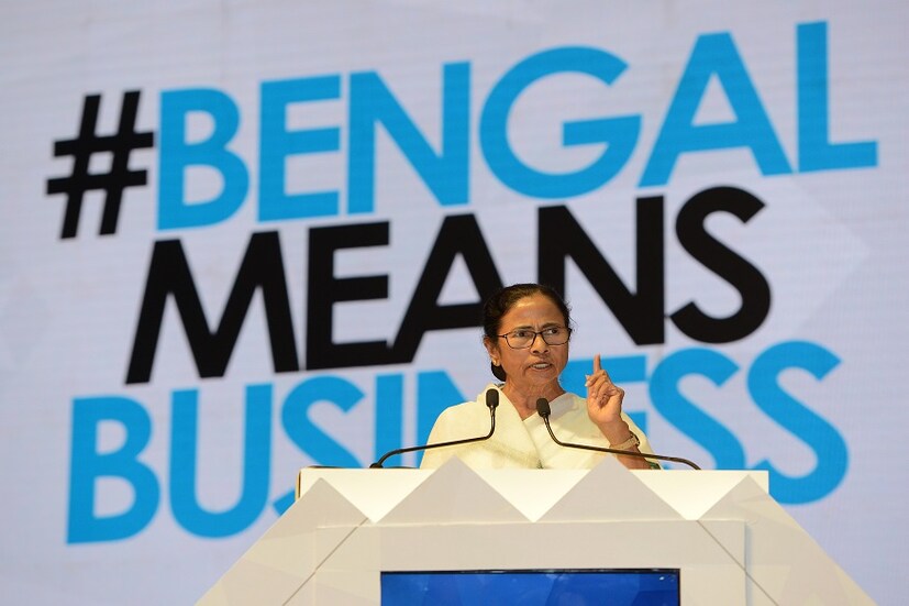 লগ্নি টানার মঞ্চ। বিশ্ববাংলা শিল্প সম্মেলনে দেশের রাজনৈতিক প্রেক্ষাপটও ছুঁয়ে গেলেন মমতা বন্দ্যোপাধ্যায়। লোকসভা নির্বাচনের পর, সরকার বদলালে দেশের শিল্পনীতি কী হবে তা স্পষ্ট করলেন মুখ্যমন্ত্রী। নানা কারণে দেশ থেকে ফিরে যাওয়া পুঁজিপতিদের বার্তা দিলেন কৌশলে। নাম না করে খোঁচা দিলেন এনআরসি নিয়েও।