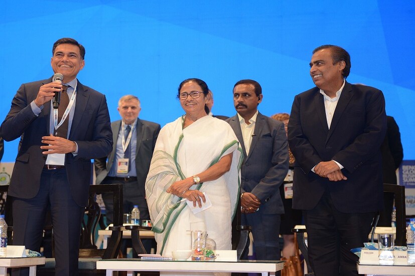 গত বছরের মতো এবারও বিশ্ববঙ্গ শিল্প সম্মেলনে উপস্থিত ছিলেন রিলায়েন্স ইন্ডাস্ট্রিজের চেয়ারম্যান মুকেশ আম্বানি ৷ মঞ্চে নিজের বক্তব্য রাখতে গিয়েই সবার প্রথমেই আম্বানি বলেন, কলকাতায় আবার আসতে পেরে তিনি খুশি ৷ মুকেশ আম্বানির মতে, ‘‘ওয়েস্ট বেঙ্গল আজ বেস্ট বেঙ্গল ৷ মমতাদির নেতৃত্বে বাংলা এগোচ্ছে ৷ বাংলার এই বদলকে স্বাগত জানাচ্ছি ৷ বাংলায় অনেক সম্ভাবনা আছে ৷ বাংলায় ডিজিটাল বিপ্লব চলছে ৷’’