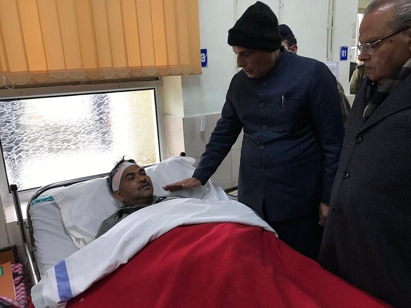 হাসপাতালে গিয়ে আহত জওয়ানদের সঙ্গে দেখাও করলেন রাজনাথ সিং (Image: Twitter/ Rajnath Singh)  