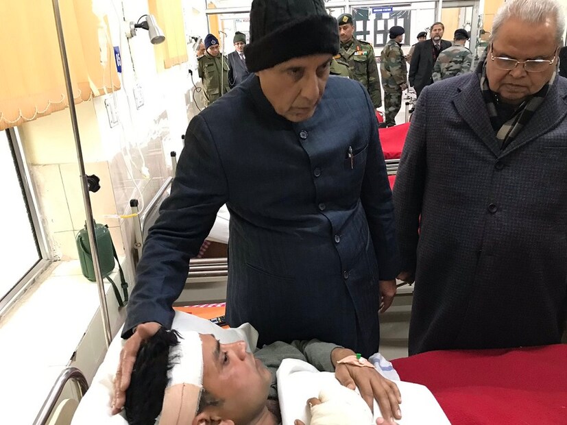 হাসপাতালে গিয়ে আহত জওয়ানদের সঙ্গে দেখাও করলেন রাজনাথ সিং (Image: Twitter/ Rajnath Singh)  