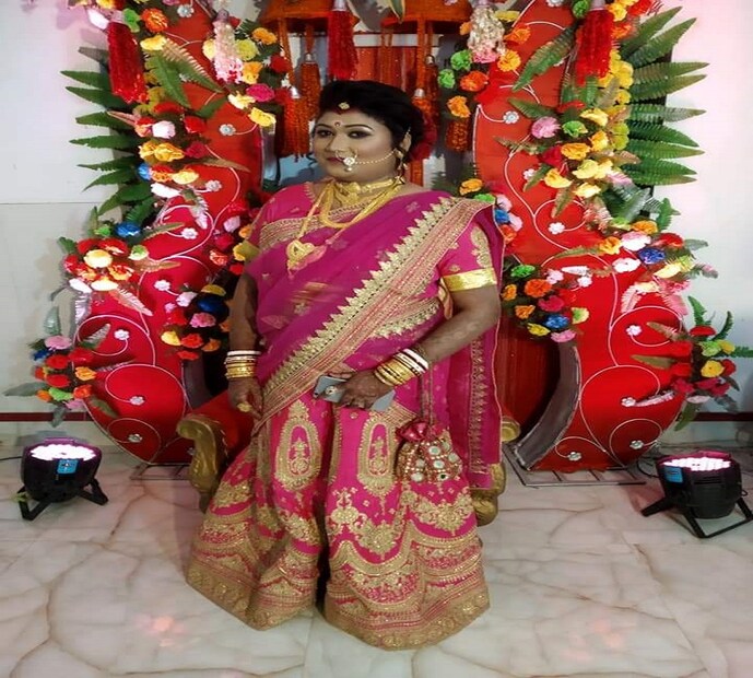 নিজের বিয়ে ও রিসেপশনে একই পোশাক পরার ইচ্ছা প্রিয়ার ছিলনা কিন্তু মনের কথা বলতে পারেননি ৷ শাশুড়িমা তাঁকে বলেছিলেন দুই বাড়ির অনুষ্ঠানেও বেনারসি পরতে হবেনা ৷