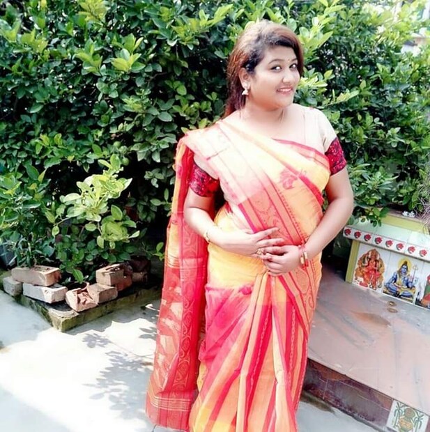 বাবা-মা, বোনকে নিয়েই প্রিয়া মান্নার বেড়ে ওঠা ৷ তাঁর বিদ্রোহী সত্তা একদিনের নয় ৷ তিনি যখন চাকরি পেয়েছিলেন বাবার আপত্তি ছিল ৷ বাবা চাইতেন না তিনি প্রিয়া চাকরি করুন ৷ সেখানেও প্রচলিত চিন্তাধারার বিরুদ্ধে গর্জে উঠেছিলেন তিনি ৷ প্রাণের চেয়েও প্রিয় বাবার (শ্রী শম্ভু মান্না) ইচ্ছার সামনে নিজের মানসিকতাকে এক অন্যরূপ দিয়েছিলেন ৷ চাকরি তিনি তখন ছাড়েননি ৷ 