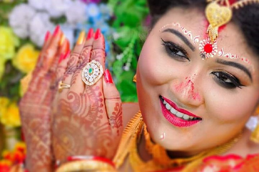 হুগলির বেগমপুরের বাড়িতে ৷ যেমন কথা দিয়েছিলেন ঠিক তেমনই আজ তাঁরা এসেছেন অষ্টমঙ্গলায় ৷ 