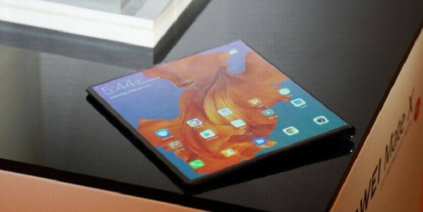 চার দিন আগেই Samsung লঞ্চ করেছে  Galaxy Fold স্মার্টফোনটির। কিন্তু Huawei-এর ফোনে থাকছে 5G সাপোর্ট। (Photo collected)