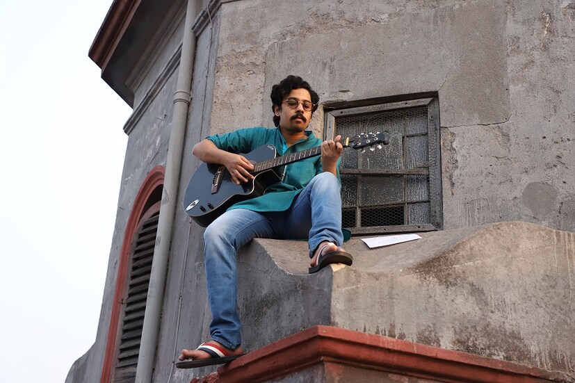 উড়নচণ্ডী ছবির মাধ্যমে পরিচালনায় এসেছেন অভিষেক ৷ এই সিরিজে তাঁর পরিচালনায় থাকছে একটি পাতি প্রেমের গল্প ৷ নাম থেকেই স্পষ্ট যে আর পাঁচটি প্রেমের মতই ছবির গল্প থাকছে ৷ কিন্তু ঋদ্ধি ও রাজনন্দিনী অভিনীত এই গল্পে কোথায় থাকছে ট্যুইস্ট, সেটাই দেখার ৷ Photo Courtesy: SVF