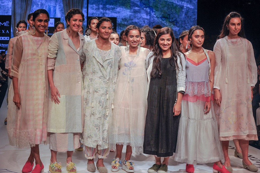 Lakme Fashion Week: ল্যাকমে ফ্যাশন উইকে নজর কাড়ল ডিজাইনার রিনা সিংয়ের পোশাক