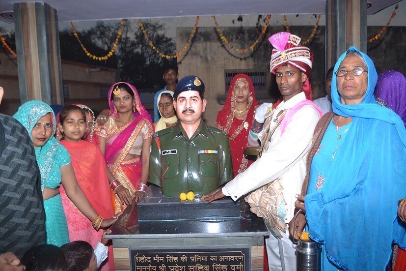 হরিয়ানার জিন্দ জেলায় এক অন্য বিয়ের কাহিনি প্রকাশ্যে এসেছে ৷ জিন্দ জুলানার মালবি এক সাধারণ এক শ্রমিকের ছেলের বিয়েতে দেখা গিয়েছে এক অন্য ঘটনা ৷ বিয়ের আগেই পুলওয়ামায় শহিদদের স্মরণ করেছিলেন ৷ তারপরেই শুরু হয়েছিল বিয়ের পর্ব ৷
