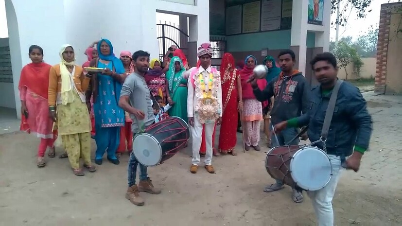 এই গ্রামে মন্দিরে পুজোর সঙ্গে সঙ্গে শহিদদেরও পুজো হয়ে থাকে ৷ এই গ্রামে এই ধরনের বিয়ে বিশেষ গুরুত্বপূর্ণ ও চর্চারও ৷ শহিদদের স্মরণ করে বিয়ের এই বিশেষ রীতিনীতি পালিত হয়ে থাকে ৷ 